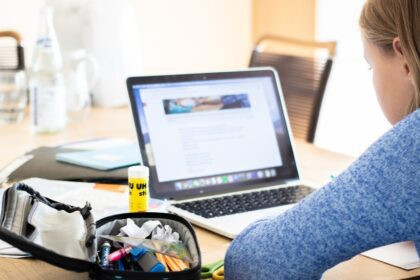 Estudiantes ecuatorianos programan con inteligencia artificial en un laboratorio equipado gracias al convenio con China.