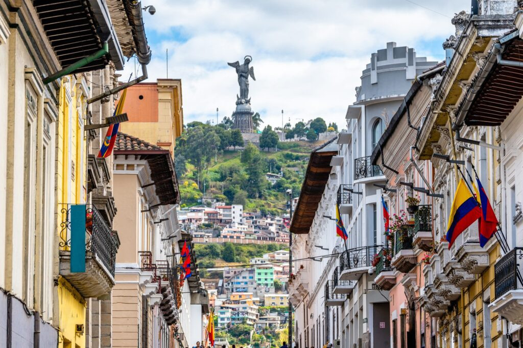 Centro de Quito con el Panecillo de fondo