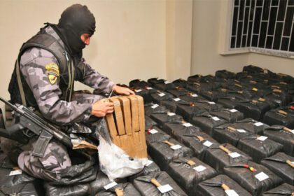 Policías exhiben cocaína hallada tras detener a 17 personas por narcotráfico en Ecuador y España.