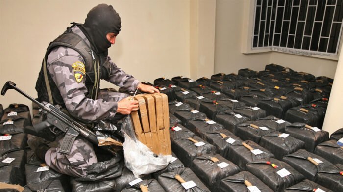 Policías exhiben cocaína hallada tras detener a 17 personas por narcotráfico en Ecuador y España.