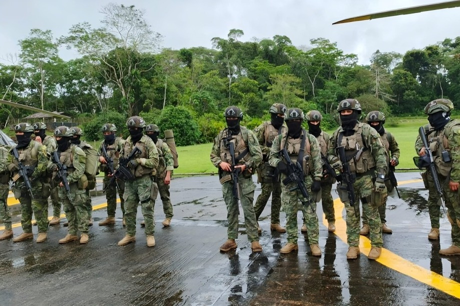 Militares ecuatorianos en operación en la Amazonía