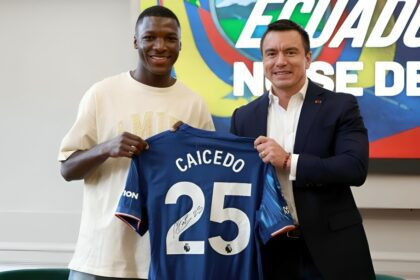 Moisés Caicedo entrega su camiseta número 25 autografiada al presidente Daniel Noboa durante un evento en Londres