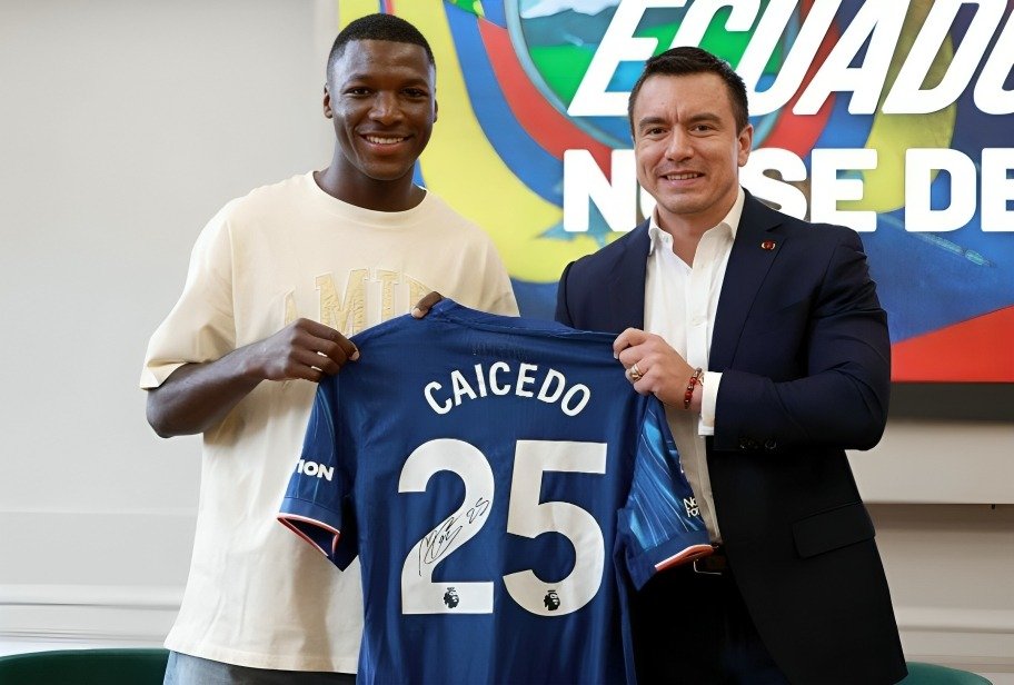 Moisés Caicedo entrega su camiseta número 25 autografiada al presidente Daniel Noboa durante un evento en Londres
