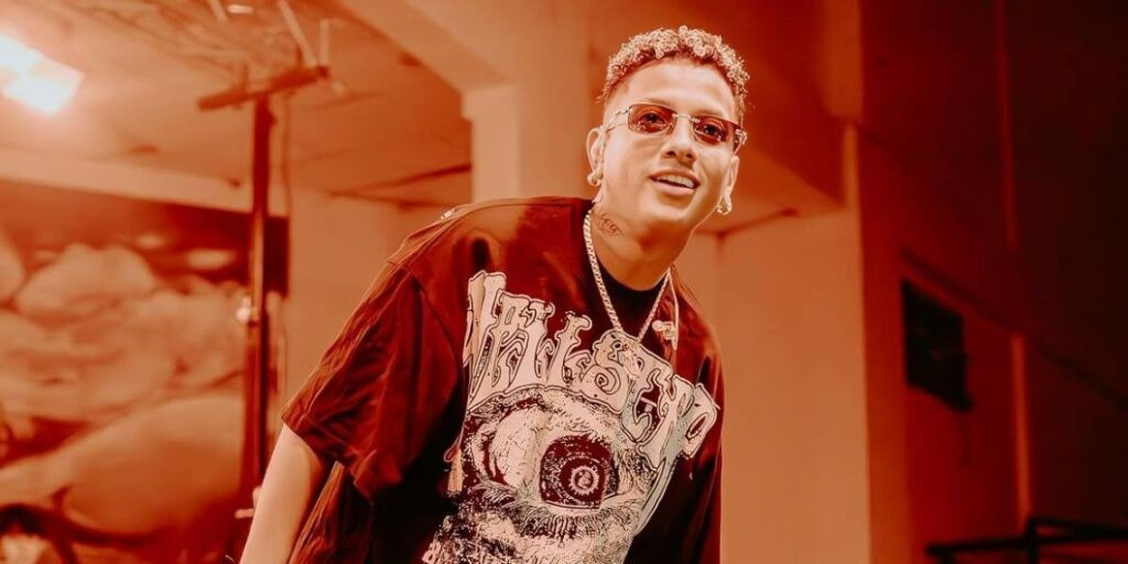 Jombriel en el escenario durante su primer concierto en Guayaquil en el Palacio de Cristal