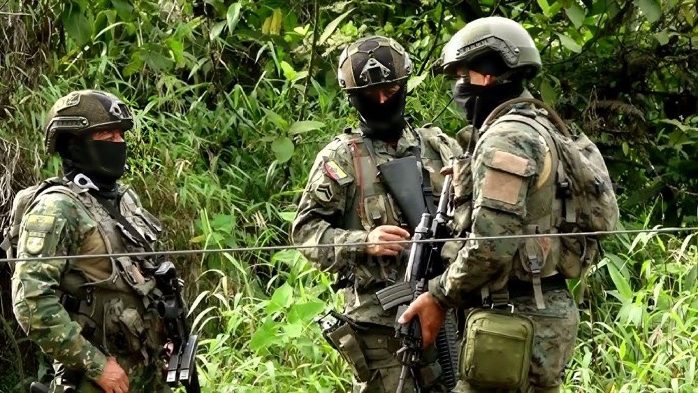 Soldados ecuatorianos patrullan zona amazónica