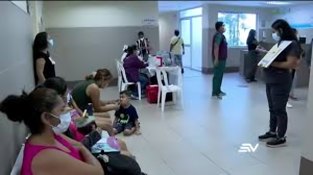 Vacunación contra la fiebre amarilla y la tosferina: Ecuador garantiza stock y organiza jornadas para evitar aglomeraciones.