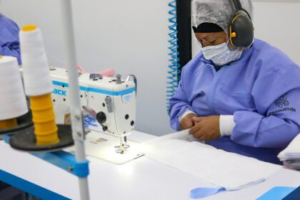 Trabajadores de más de 40 años deberán ser contratados por empresas en Ecuador para evitar sanciones según nueva reforma laboral