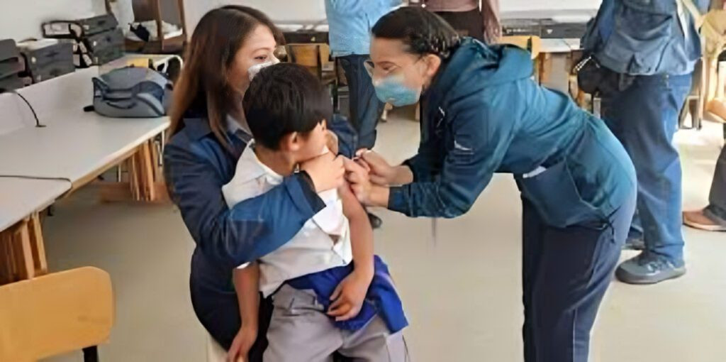 Vacunación contra la fiebre amarilla y la tosferina: Ecuador garantiza stock y organiza jornadas para evitar aglomeraciones.