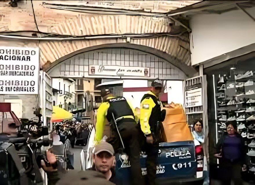 Policía decomisa mascarillas caducadas en Quito durante operativo por sobreprecios y falta de documentos en locales comerciales.