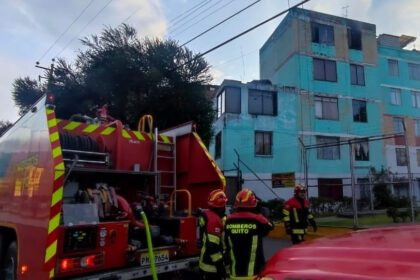 Incendio en Turubamba deja dos adultos mayores con quemaduras leves y daños en una vivienda del sur de Quito.