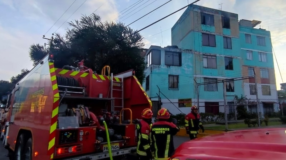 Incendio en Turubamba deja dos adultos mayores con quemaduras leves y daños en una vivienda del sur de Quito.