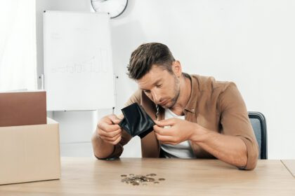¿Qué pasa con el salario? Descubre cómo enfrentan los ecuatorianos sus gastos, deudas y falta de ahorro mensual.