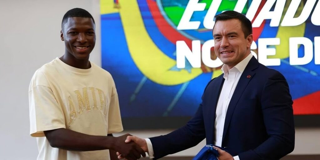 Moisés Caicedo regaló camiseta a Daniel Noboa