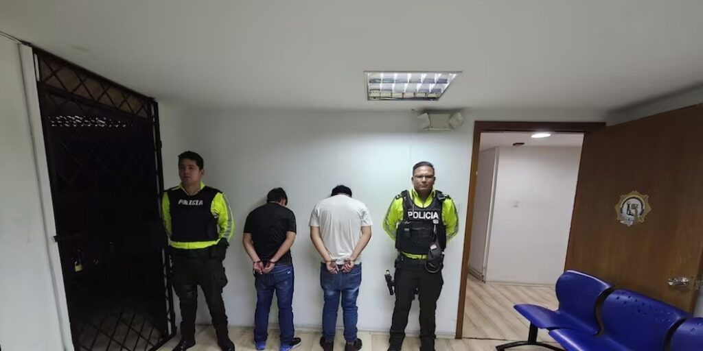 Patrullero de la Policía Nacional en operativo nocturno en Quito