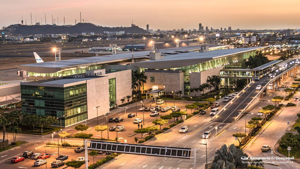 Vista del estacionamiento principal del Aeropuerto de Guayaquil donde regirá la nueva tarifa de parqueo.