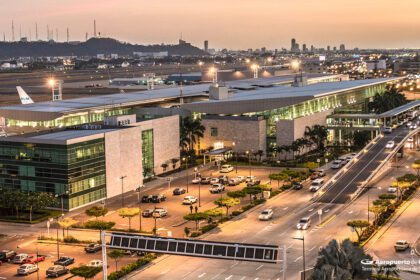 Vista del estacionamiento principal del Aeropuerto de Guayaquil donde regirá la nueva tarifa de parqueo.
