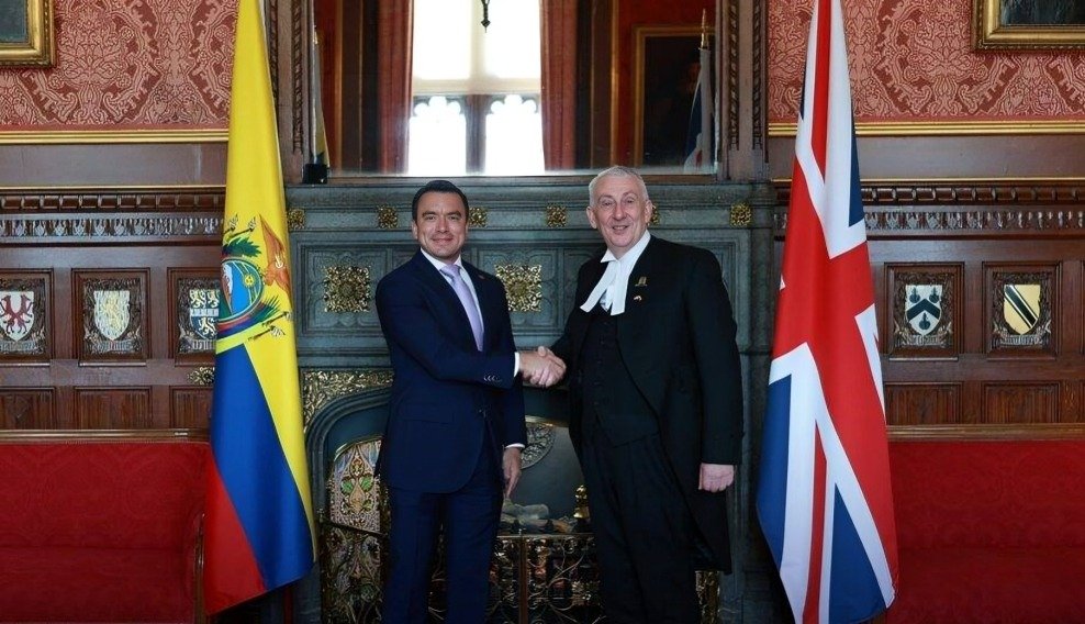 El presidente Daniel Noboa durante su reunión con el presidente de la Cámara de los Comunes del Parlamento del Reino Unido, Sir Lindsay Hoyle, en Londres.