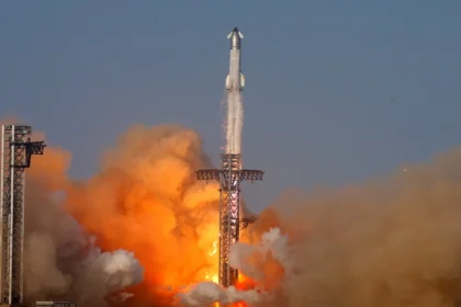 El cohete Starship despegando desde Starbase en su noveno vuelo de prueba