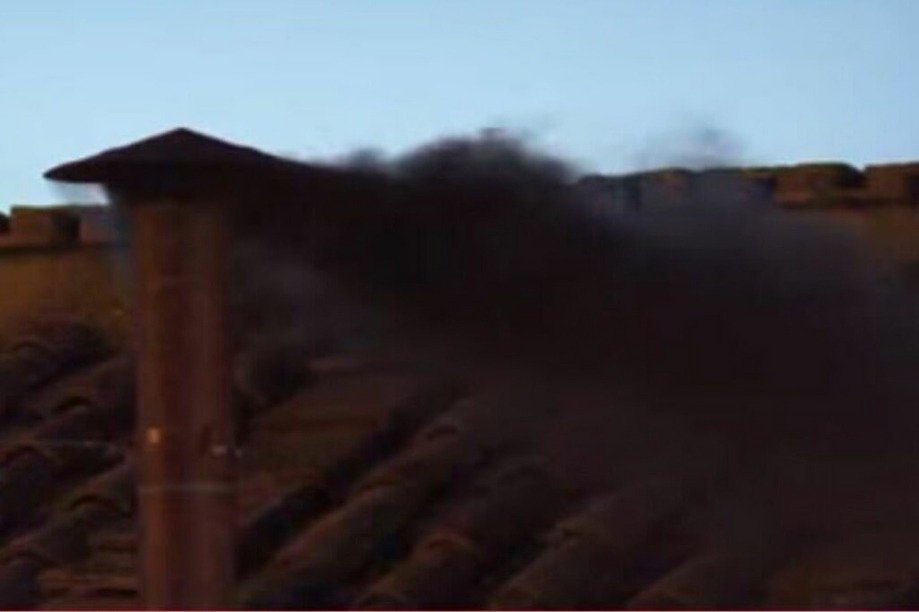 Fumata negra saliendo de la chimenea de la Capilla Sixtina durante el Cónclave para elegir al nuevo Papa.