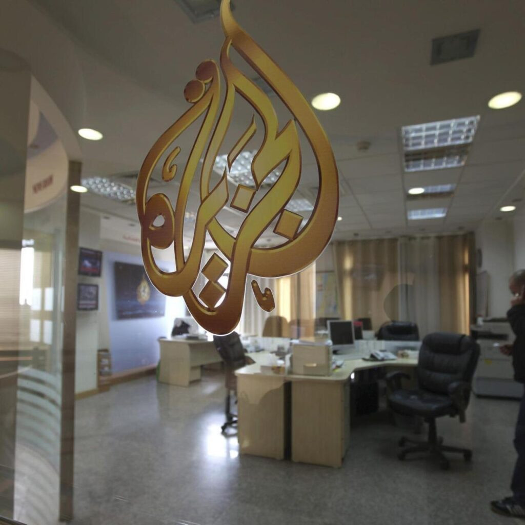 Oficina de Al Jazeera en Ramala, Cisjordania, tras la decisión de Abás de levantar el veto a la cadena.