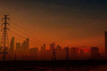 Redes eléctricas modernas en una ciudad al atardecer, simbolizando la transición energética