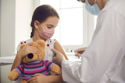 Enfermera aplica vacuna durante la jornada de vacunación masiva por el Día del Niño en Ecuador.