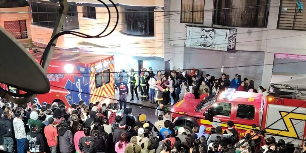 Patrullas policiales en la peluquería de El Conde tras el asesinato de dos hombres