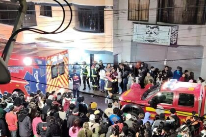 Patrullas policiales en la peluquería de El Conde tras el asesinato de dos hombres