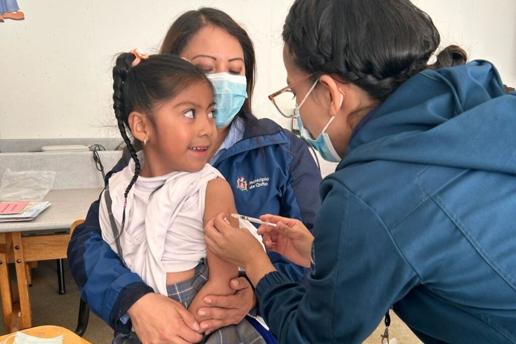 Ecuador implementa medidas sanitarias por tosferina en clases