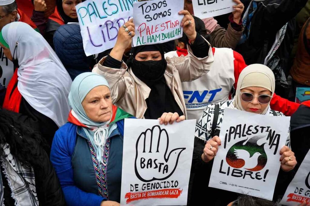 Palestinos pidiendo ayuda en el conflicto en Gaza