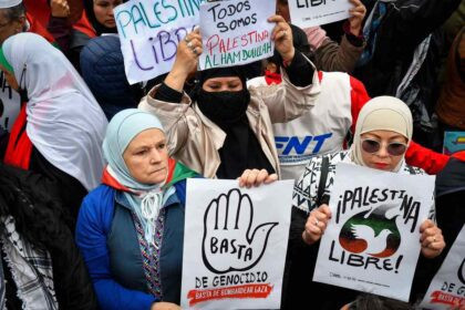 Palestinos pidiendo ayuda en el conflicto en Gaza