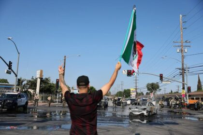 Manifestantes protestan contra redadas migratorias en Los Ángeles frente a edificio federal