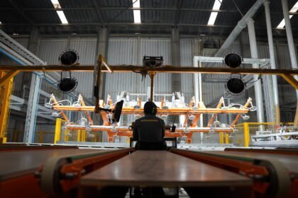 Planta industrial aplicando innovación sostenible con biomasa y tecnologías limpias