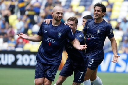 Jugadores de Auckland City celebran el gol histórico en el Mundial de Clubes contra Boca Juniors