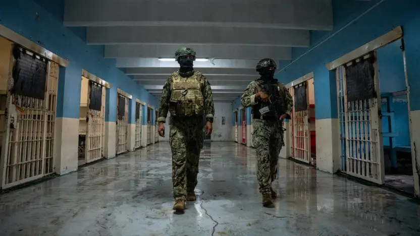 policías y militares