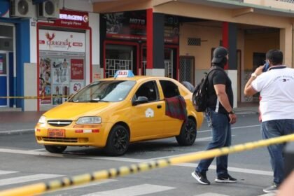 Patrulleros en la escena donde fue asesinado un taxista en el centro de Guayaquil