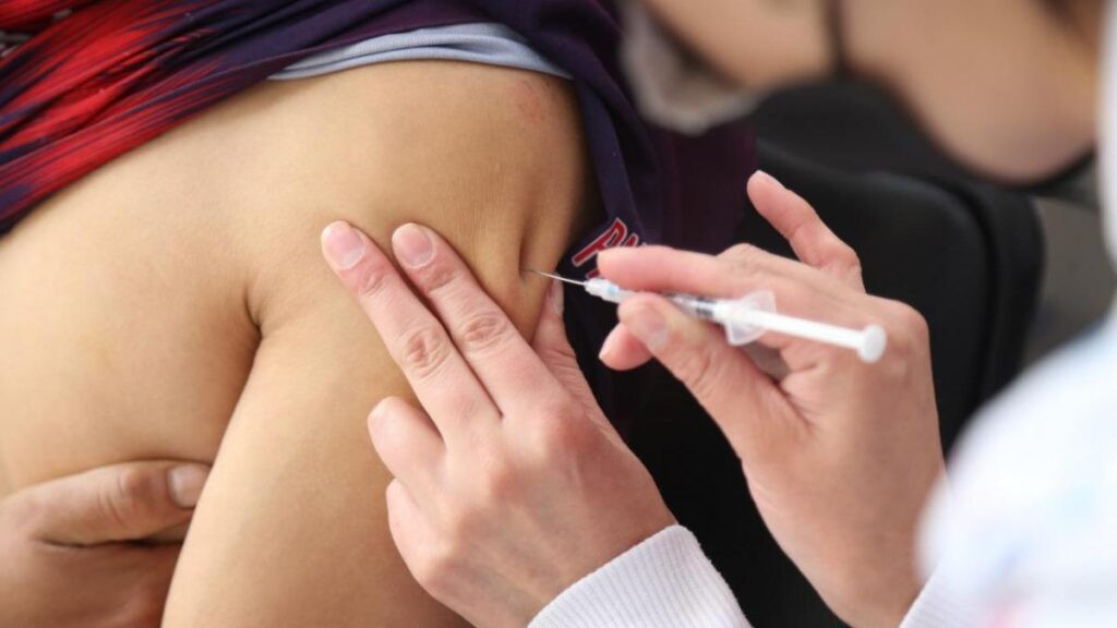 Personal de salud aplica vacuna durante campaña contra la tosferina en Ecuador.