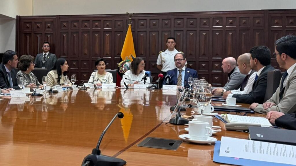 La vicepresidenta María José Pinto lidera reunión del comité contra el reclutamiento de menores en Ecuador.