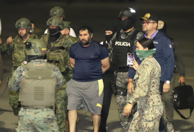 Alias Fito custodiado por militares tras su captura en Manabí, 25 de junio de 2025
