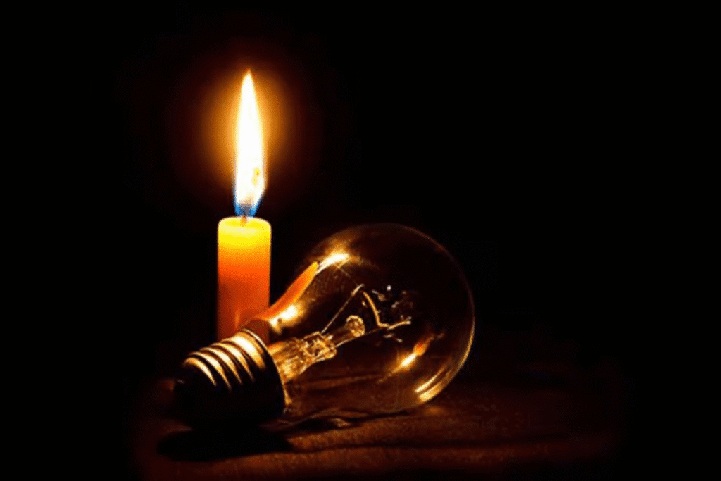 Velas encendidas durante un apagón en Ecuador