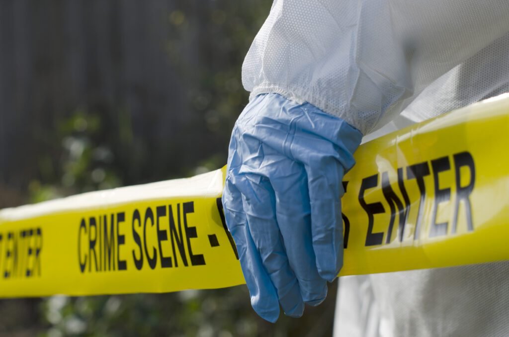 Policía acordona zona de sicariato en Santa Rita, Quito, tras crimen en una farmacia