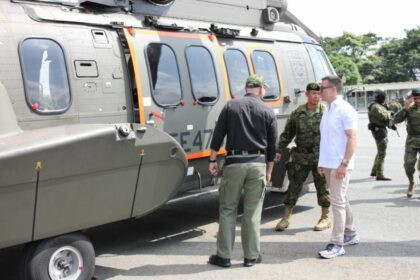 Daniel Noboa entrega dos helicópteros
