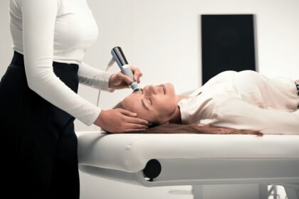 Paciente recibe tratamiento facial con Exion, tecnología estética no invasiva con inteligencia artificial en clínica de Quito