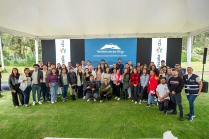 Representantes comunitarios y aliados de Tesalia cbc en el lanzamiento del proyecto de recarga hídrica y tejido social en Machachi.