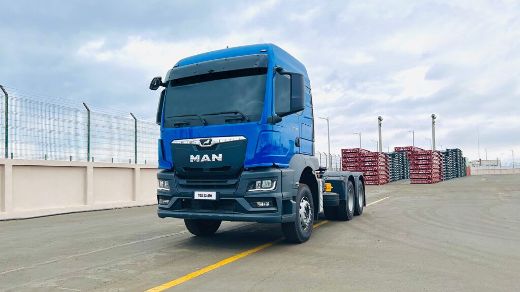 Camiones pesados circulando por carretera en Ecuador como reflejo del crecimiento de ventas en mayo de 2025