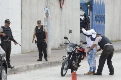 Escena de atentado en Durán, reflejo de la violencia contra funcionarios públicos en Ecuador.