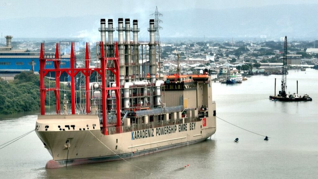 Barcaza Murat Powership Emre Bey genera electricidad durante emergencia en Ecuador