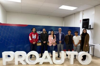 Estudiantes universitarios en conversatorio del programa De 0 a Ninja de Proauto