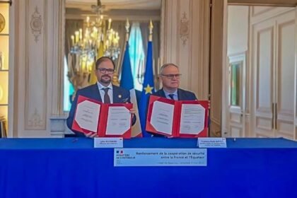 Autoridades francesas entregan equipos tecnológicos a la Policía de Ecuador para reforzar la lucha contra el crimen organizado