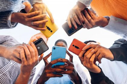 España y otros cinco países impulsan prohibir las redes sociales a menores en la UE